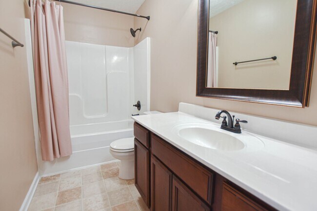 Building Photo - Pet Friendly Three Bedroom!