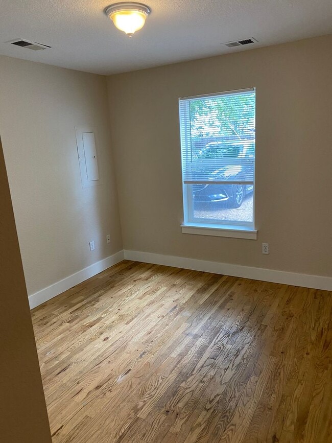 Building Photo - Available for 2026-2027 Fall Pre-Leasing! ...