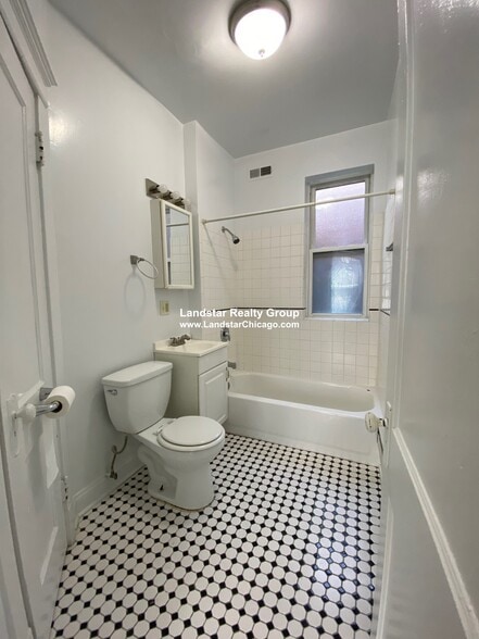 Building Photo - 1606 W Nelson St
