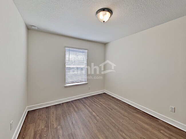 Building Photo - 3015 Creek Village Ln