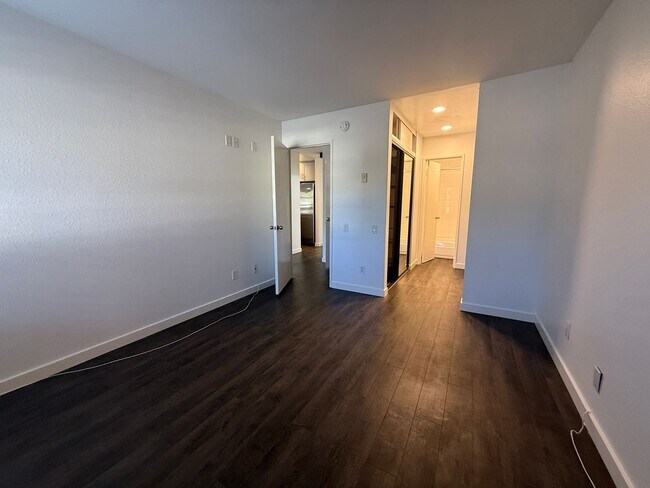 Building Photo - **$300 OFF FIRST MONTHS RENT** Renovated S...