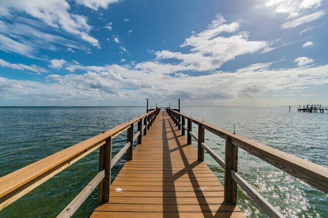 Building Photo - 650 Pinellas Point Dr S