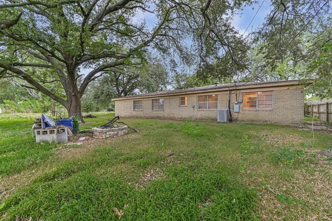 Building Photo - 6425 N Ridgecrest Dr