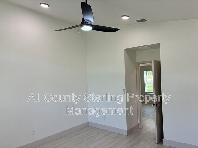 Building Photo - 10230 NE 72nd St