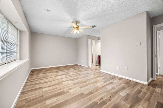 Building Photo - 2211 Turtle Creek Dr