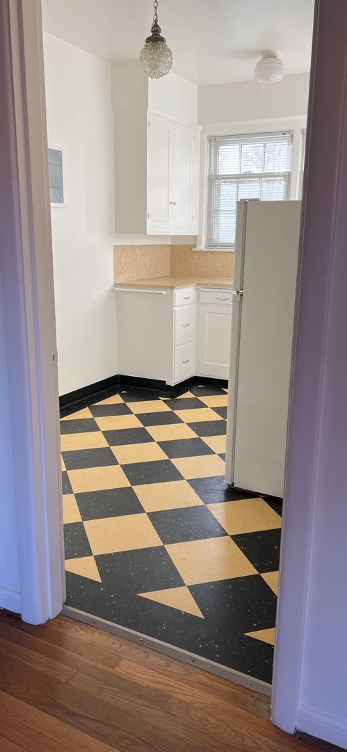 Building Photo - Be a Star in our Vintage 1 Bedroom Hollywood Apartment