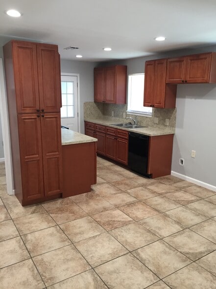 Building Photo - 10937 Carmel Dr