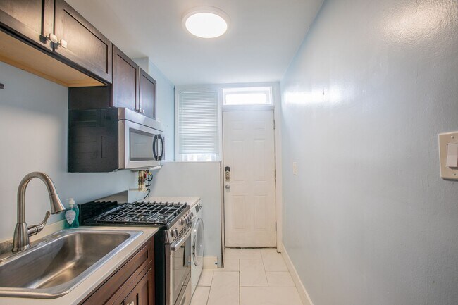 Building Photo - Relaxing 1 BR & 1 Den/1 BA Apartment in Pl...