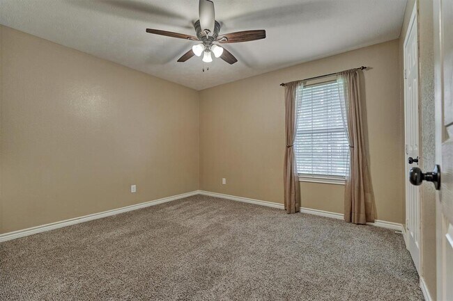 Building Photo - 10657 Royal Cavins Dr