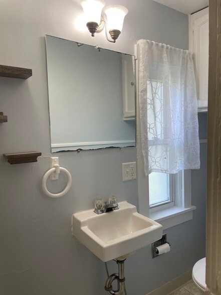 bathroom 2 - 39 Maple St