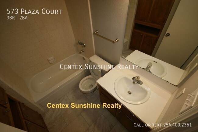 Building Photo - 573 Plaza Ct