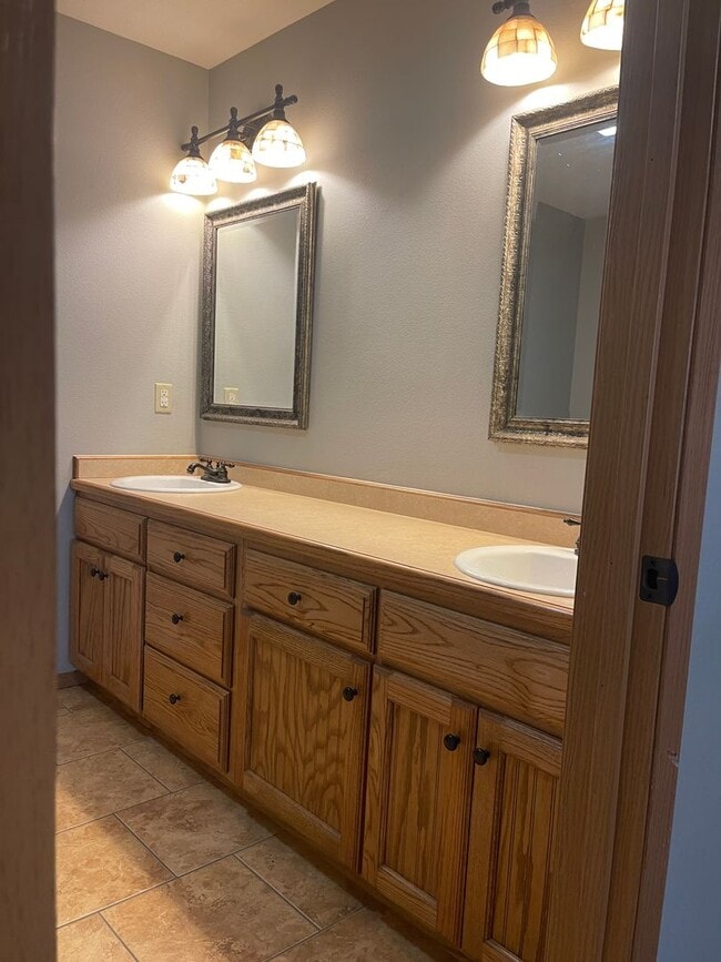 Building Photo - 705-707 E Watermill Cir