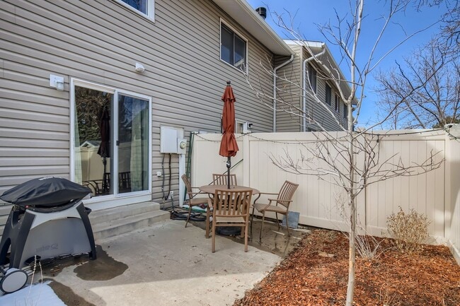 Building Photo - Corner Unit 2 BDR / 2.5 BA Townhome