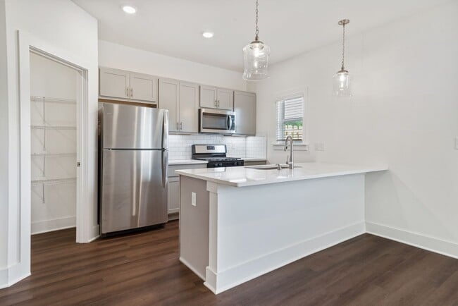 Building Photo - Spacious 3 Bedroom Home with Garage and Fenced Backyard!