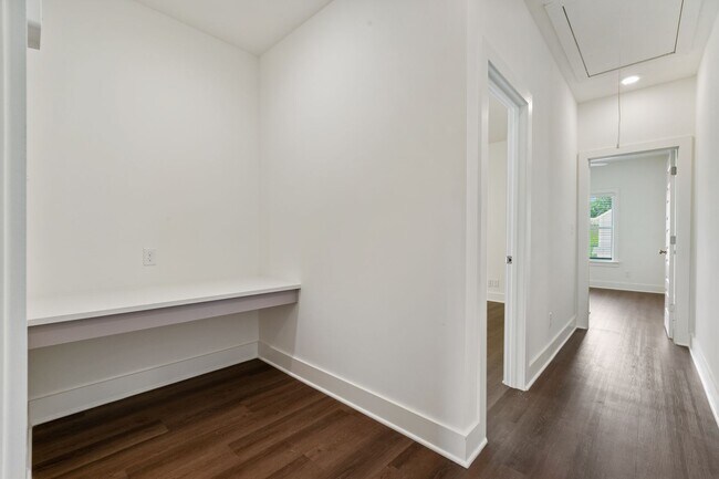 Building Photo - Spacious 3 Bedroom Home with Fenced Backyard