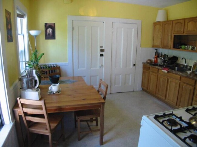 Building Photo - 3.0 bedroom in Cambridge Massachusetts 02138