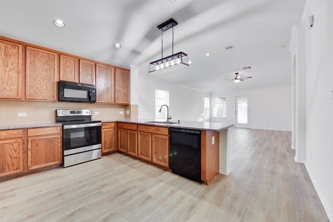 Building Photo - 2410 Lakecrest Town Dr