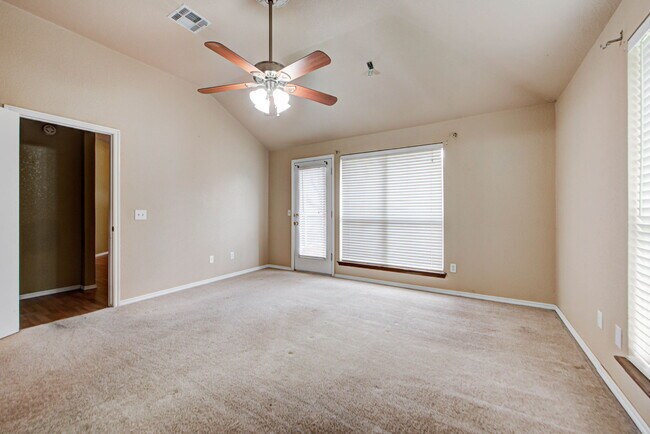 Building Photo - 2912 Edinburg Dr