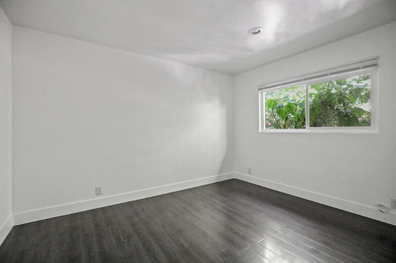 Building Photo - 1321 W 36th Pl