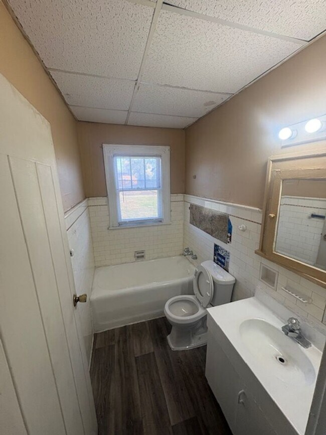 Building Photo - 1208 NE Jefferson Ave