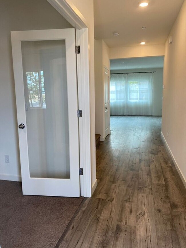 Building Photo - 2023 model home in solar community!