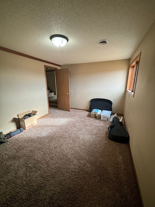 Building Photo - 3 BEDROOM | 2 BATH | GARAGE | SOUTH