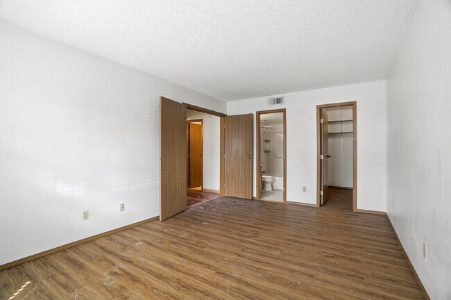 Building Photo - $1,695.95 - 2 Bed, 2 Bath Condo in Aurora with Central AC, and In Unit Laundry!