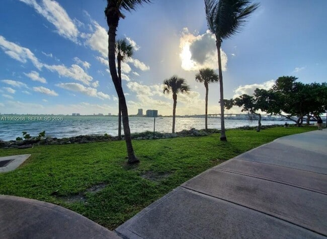 Building Photo - 1750 N Bayshore Dr