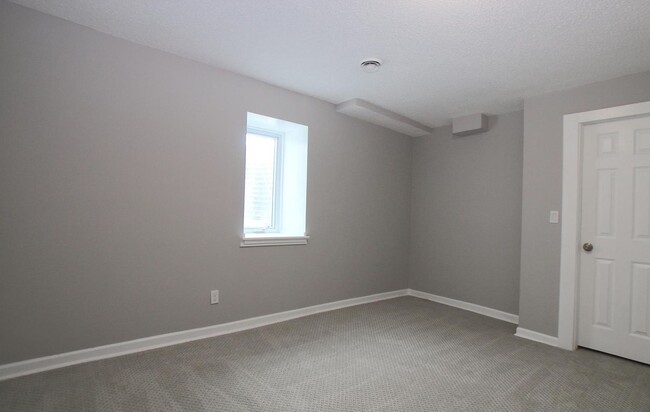 Building Photo - 220 E 27th St