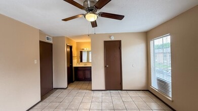 Building Photo - 13480 S Thorntree Dr