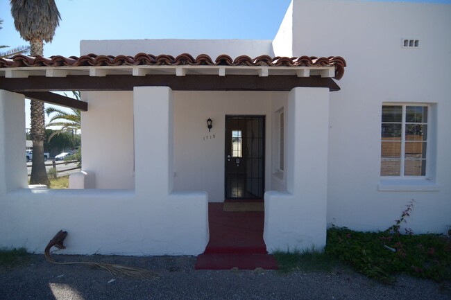 Building Photo - Charming 2 Bedroom 1 Bath House! Close to ...