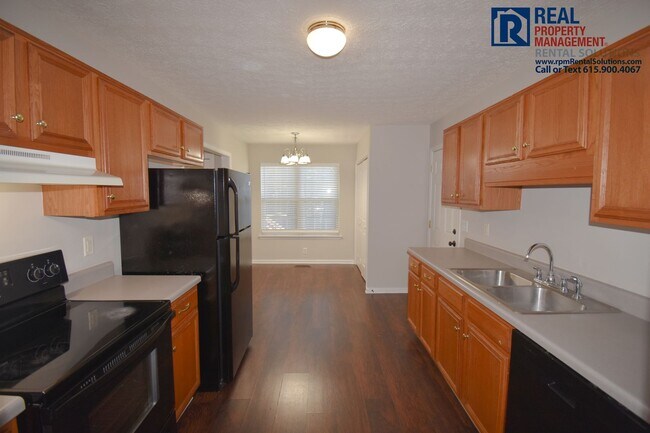 Building Photo - Great brick 3BD home near MTSU, attached 2 car garage & fenced-in back yard!