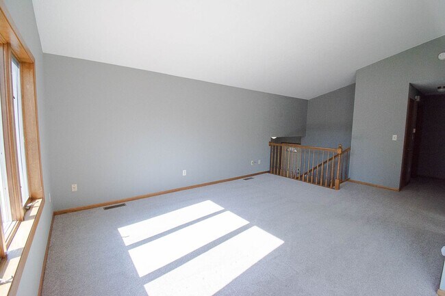 Building Photo - Pristine, Bright, and Move-In Ready in SW Rochester!
