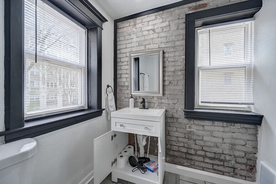 Building Photo - 1930 N Prospect Ave