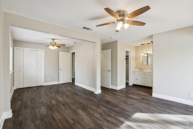 Building Photo - 5900 Gateshead Dr