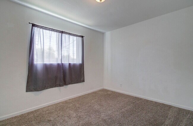 Building Photo - 5657 N 39th Ave