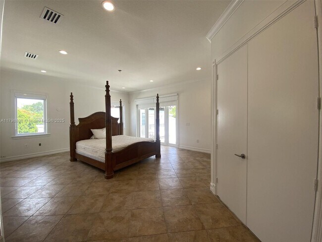 Building Photo - 2422 S Miami Ave