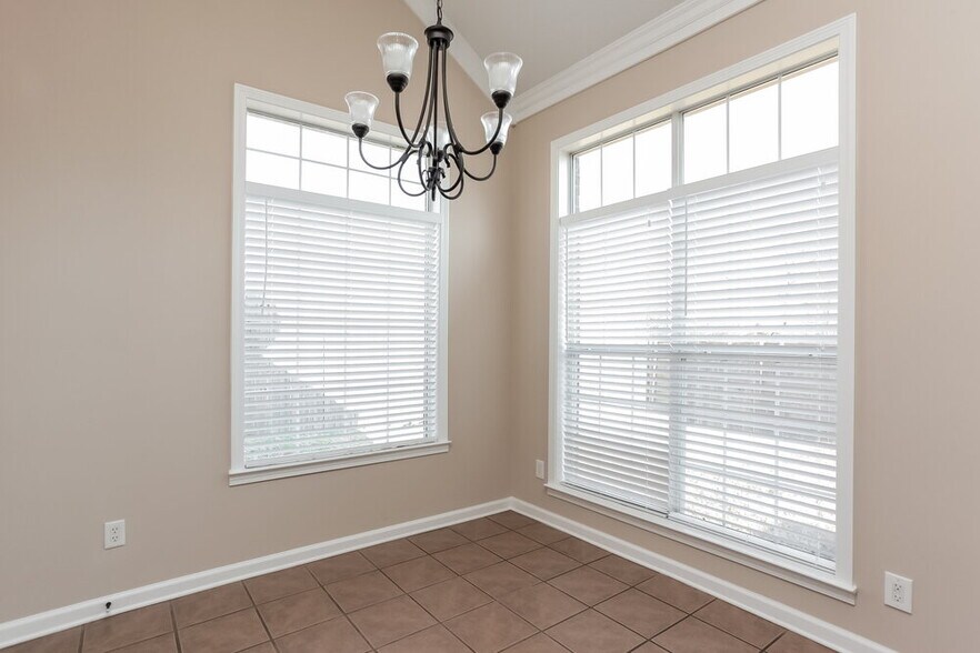 Building Photo - 2770 Hidden Falls Dr