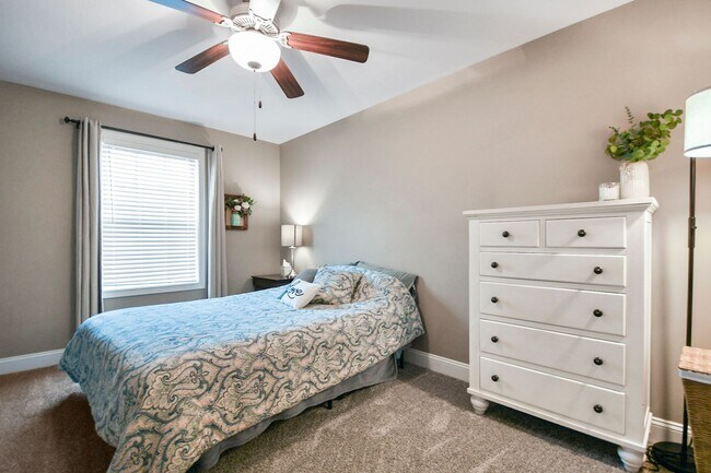 Building Photo - Pet Friendly Three Bedroom with Bonus!