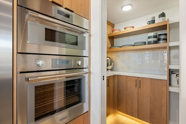 Building Photo - Waterfront End-Unit | 3 Bed | 3 Bath | 2,189 Sq. Ft. | Gated Community | Luxury Lake Living