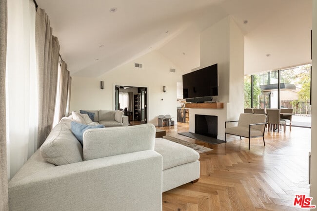 Building Photo - 1095 Chula Vista Pl