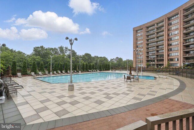 Building Photo - 1805 Crystal Dr