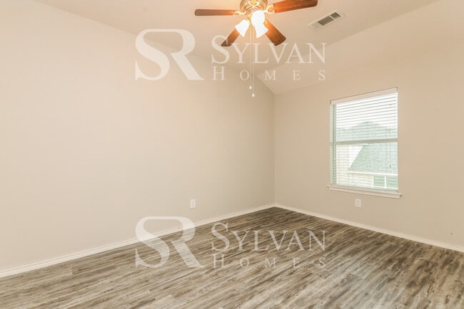 Building Photo - Don't miss out on this beautiful home!