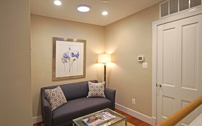 Building Photo - 307 9th St SE