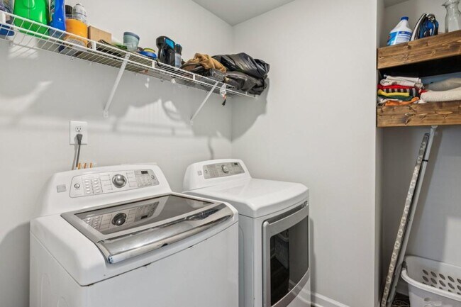 Building Photo - 566 Skye Dr