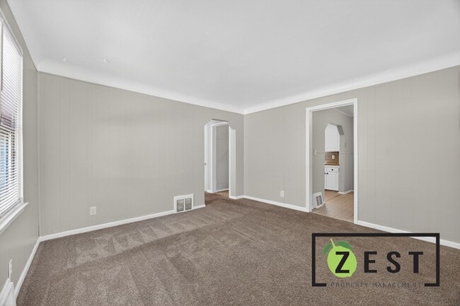 Building Photo - Affordable 3 BED 1 BATH Bungalow Home!