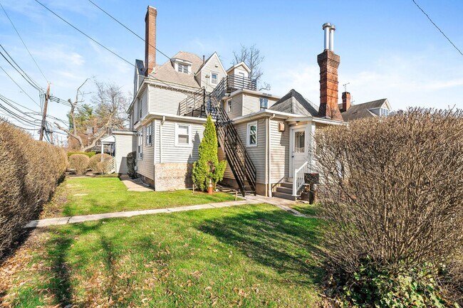 Building Photo - 29 Wiggins St