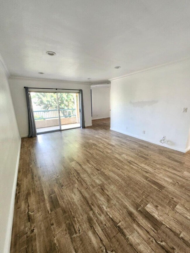 Building Photo - Beautiful and spacious condo in Tarzana!