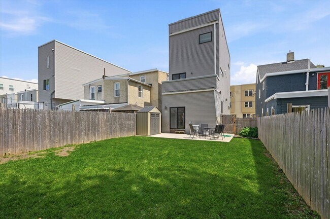 Building Photo - Detached Luxury 4BR/3B Retreat with Skyline Rooftop Deck, Wet Bars, Driveway & Massive Yard