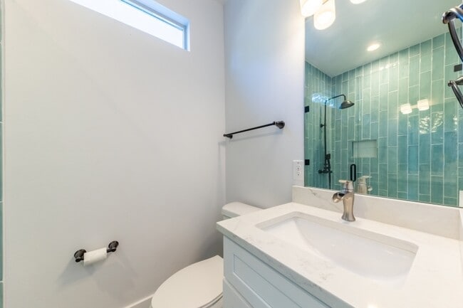 Building Photo - 2014 E 9th St